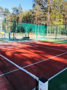 Tenis alebo squash v ubytovaní AQUAMARINA ONYX GOLD alebo jeho okolí