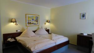 Postel nebo postele na pokoji v ubytování Central Hotel