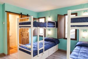 2 literas en una habitación con paredes azules en Villa Palatina en Bolgues