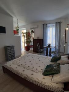 ein Schlafzimmer mit einem großen Bett in einem Zimmer in der Unterkunft Studio Lou Nidou, Nice Centre in Nizza