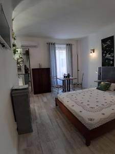 sypialnia z łóżkiem i stołem w pokoju w obiekcie Studio Lou Nidou, Nice Centre w Nicei