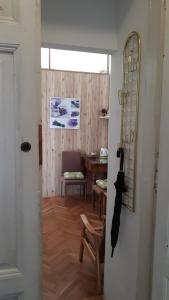 une chambre avec une table, une chaise et une porte dans l'établissement Studio Apartment Greis, à Rijeka