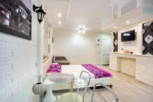 Pokój z łóżkiem z fioletową pościelą w obiekcie Studio on Oliinyka Street w mieście Mikołajów