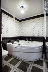 łazienka z białą wanną i toaletą w obiekcie Studio on Oliinyka Street w mieście Mikołajów