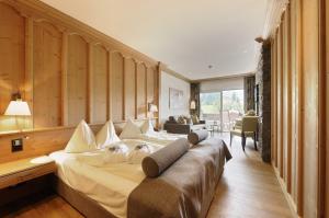 Postel nebo postele na pokoji v ubytování ERMITAGE Wellness- & Spa-Hotel + 37 fotografií