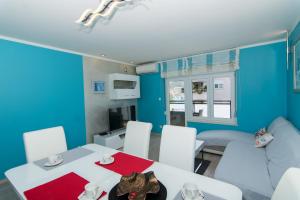 Kuchyňa alebo kuchynka v ubytovaní apartman Marin + 31 fotografií