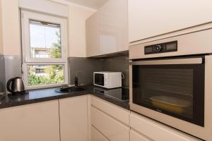 Kuchyňa alebo kuchynka v ubytovaní apartman Marin