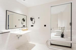 サンアントニオにあるHotel Sa Clau by Mamboの洗面台とシャワー付きの白いバスルーム +37枚の写真