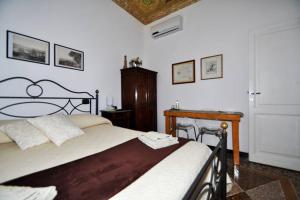 um quarto com uma cama num quarto em B&B I RIVI em Gênova