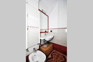 uma casa de banho com 2 lavatórios e um espelho em B&B I RIVI em Gênova