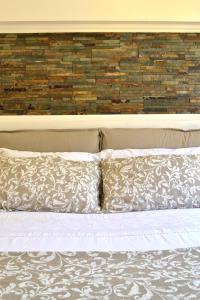 A bed or beds in a room at Modarno Exclusive Apartments