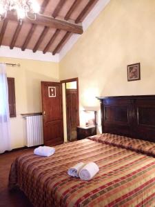 - une chambre avec un lit et 2 serviettes dans l'établissement Podere Il Leccione, à Palaia