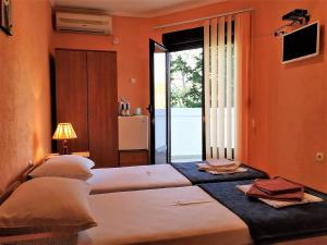 Postel nebo postele na pokoji v ubytování Villa Budvanka Guesthouse