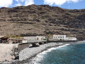 Casa Angel y Carmen (La Dama, La Gomera) في El Cercado: عبور القطار جسر فوق شاطئ مع جبل