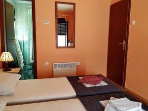 Villa Budvanka Guesthouse tesisinde bir odada yatak veya yataklar