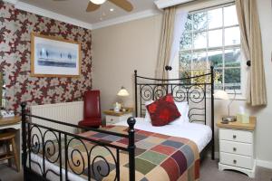 Un pat sau paturi într-o cameră la Eight Bells Inn