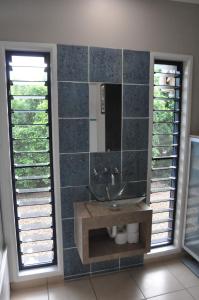 a bathroom with a sink and a mirror at STUNNING MAGNETIC ISLAND HOME, PRIVATE, LARGE POOL, CHILDREN AND PETS on REQUEST PLEASE in Horseshoe Bay
