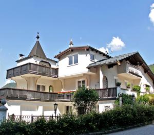 duży biały budynek z balkonem w obiekcie Aparthotel Pan Haus w mieście Bad Ischl