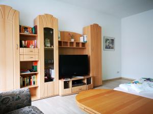 Televízia a/alebo spoločenská miestnosť v ubytovaní Gaestehaus Remde