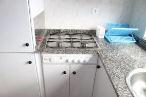 encimera de cocina con fogones y fregadero en Casa Viveiro, en Jove (Xove)