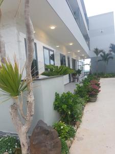 NGOC LANG HOTEL外面的花园