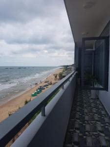 Bình SumNGOC LANG HOTEL的可欣赏海滩景色的阳台