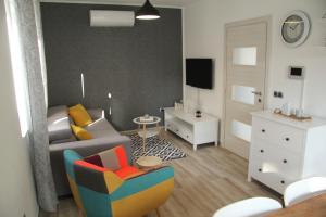 una pequeña sala de estar con sofá y mesa. en Apartman Rina,Biograd na moru, en Biograd na Moru