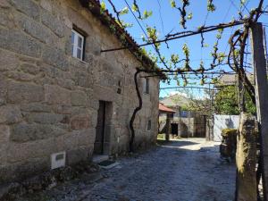 an alley in the side of a stone building at Casa Padre Alexandre in Covide