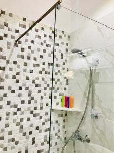 Koupelna v ubytování Joy Hotel