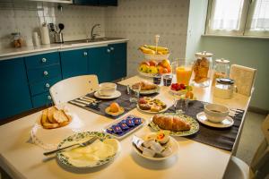 una mesa con comida y fruta en la cocina en B&B I Due Gelsi, en Monte Libretti