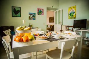 una mesa con un bol de fruta encima en B&B I Due Gelsi, en Monte Libretti