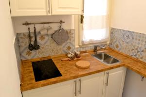 A kitchen or kitchenette at Modarno Exclusive Apartments