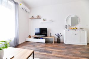 Televízia a/alebo spoločenská miestnosť v ubytovaní Serenity Apartment