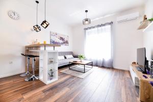 Televízia a/alebo spoločenská miestnosť v ubytovaní Serenity Apartment