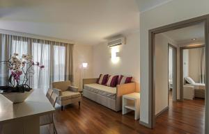 A seating area at Ramada Plaza by Wyndham Milano