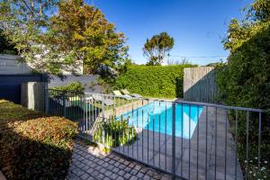 Piscina de la sau aproape de Quainton Cottages