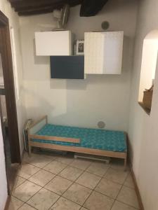 una piccola camera con panchina in un angolo di “Il Buchetto” a Rio nellʼElba