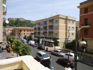 een uitzicht op een stad met auto's geparkeerd op een straat bij Vittoria home 44 in Terracina