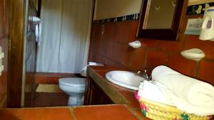 een badkamer met een wastafel en een toilet bij Posada Papa Chepe in La Esperanza