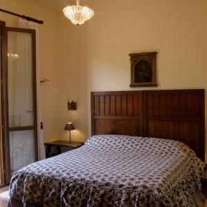 Un dormitorio con una cama grande y una lámpara de araña. en Agriturismo Ridocco, en Corleone