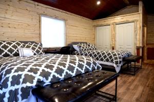 Postel nebo postele na pokoji v ubytování Gateway Inn & Cabins