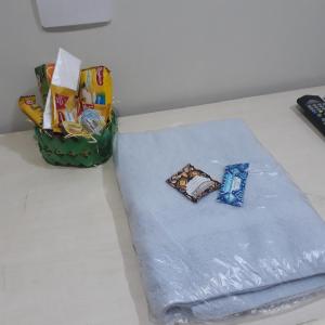 a table topped with a blue blanket next to a basket at Hotel Pousada Clínicas Valente in São Paulo