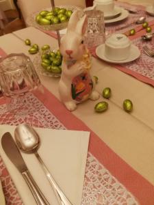 una mesa cubierta con una estatuilla de conejo sobre una mesa en B&B La Porticella, en Viterbo