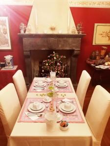 B&B La Porticella في فِتيربو: غرفة طعام مع طاولة مع شجرة عيد الميلاد