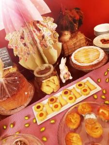 una mesa cubierta con muchos tipos diferentes de comida en B&B La Porticella, en Viterbo