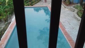 Uma vista da piscina em TinyHouse La Roca-Cabaña de montaña ou nas proximidades