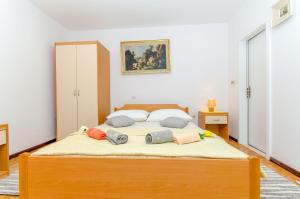 Postel nebo postele na pokoji v ubytování Apartments and Room Sun & Sea