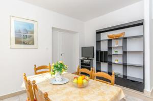 TV a/nebo společenská místnost v ubytování Apartments and Room Sun & Sea