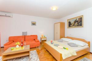 Postel nebo postele na pokoji v ubytování Apartments and Room Sun & Sea
