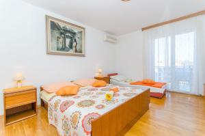 Postel nebo postele na pokoji v ubytování Apartments and Room Sun & Sea